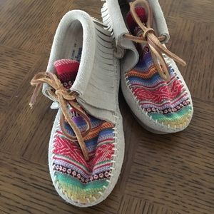 Minnetonka Boots Girls Frisco Ankle Fringe Lace Up Stone
